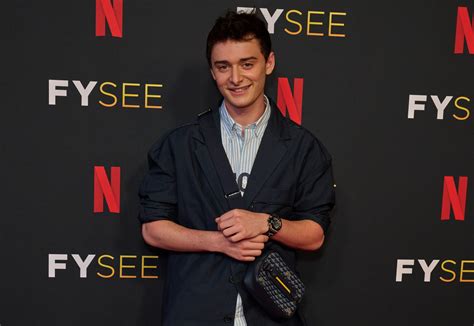 noah schnapp college